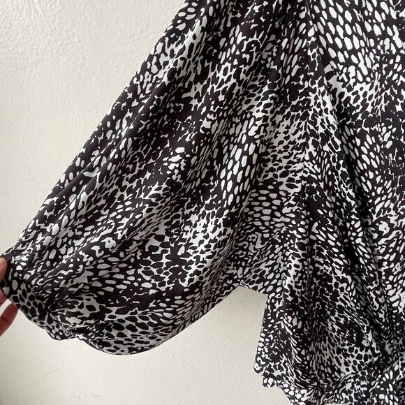 Chico’s Textured Tie Front top Size 16 black white - Picture 6 of 9